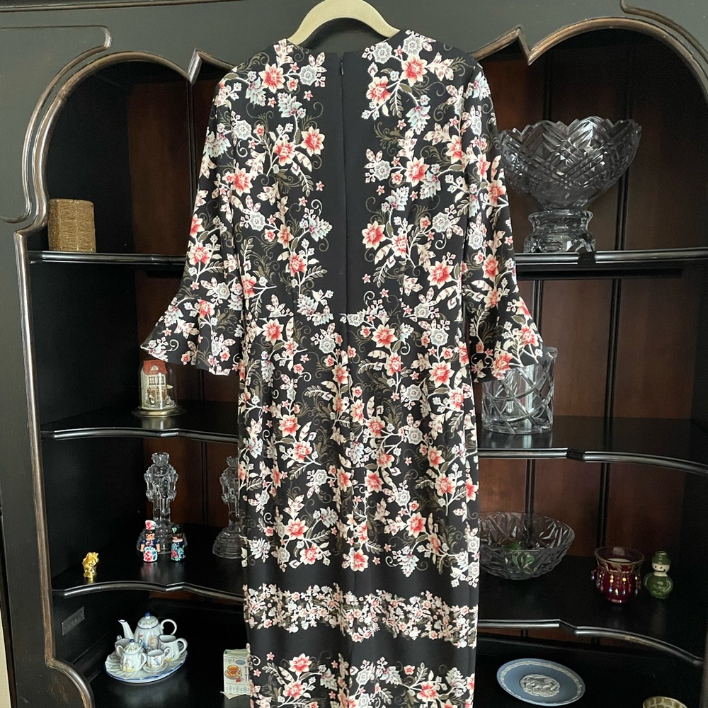 NWT maggie London sheath dress  fully lined. Keyhole neck ruffled sleeve size 4